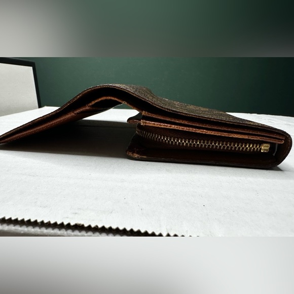 LV Monogram Snap Compact with Zipper - Picture 5 of 7